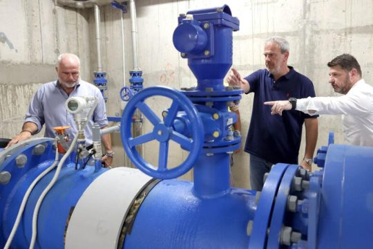 Ναυλώνουν υδροφόρα πλοία για δυο σταγόνες νερού...